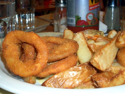 Potatoe wedges and onion rings